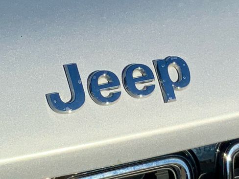 Used 2023 Jeep Grand Cherokee Limited image 17