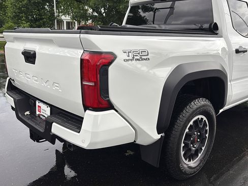 Used 2024 Toyota Tacoma TRD Off-Road w/ TRD Off Road Upgrade Package AWD/4WD image 20