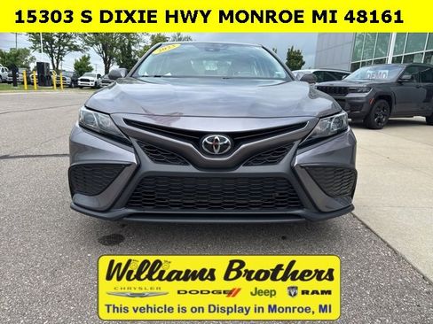 Used 2023 Toyota Camry SE image 3