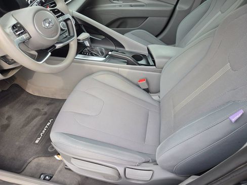 Used 2021 Hyundai Elantra SE FWD image 17