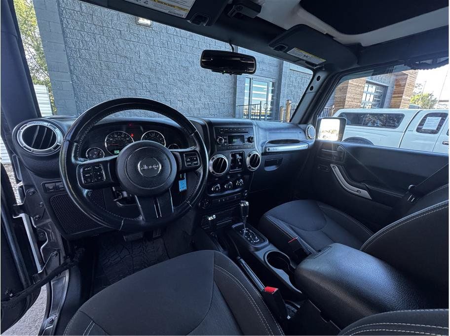 Used 2016 Jeep Wrangler Unlimited Rubicon w/ Connectivity Group AWD/4WD image 14