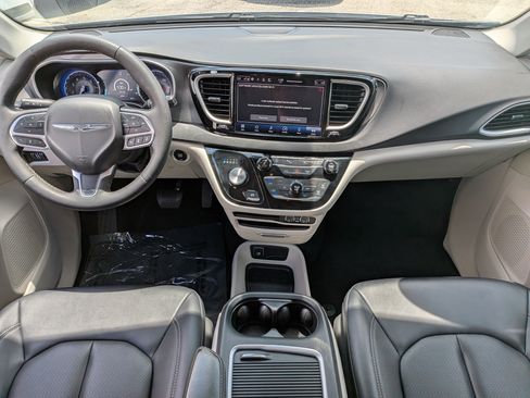Used 2024 Chrysler Pacifica Touring-L FWD image 17