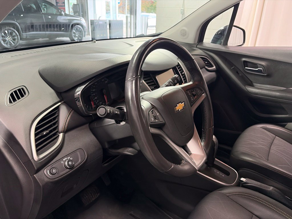 Used 2019 Chevrolet Trax LT w/ LT Convenience Package FWD image 16