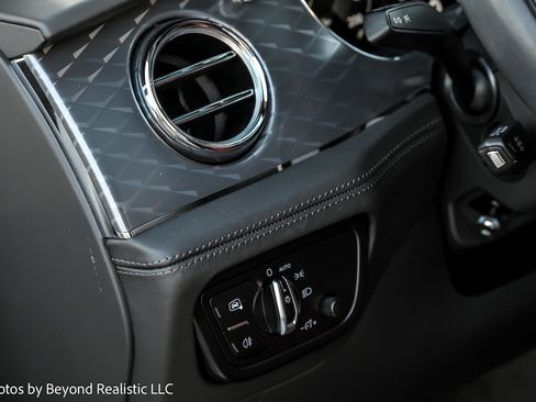 Used 2023 Bentley Bentayga image 33