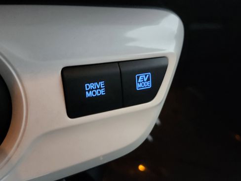 Used 2017 Toyota Prius Four image 10