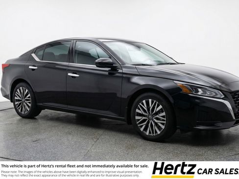 Used 2025 Nissan Altima 2.5 SV image 1