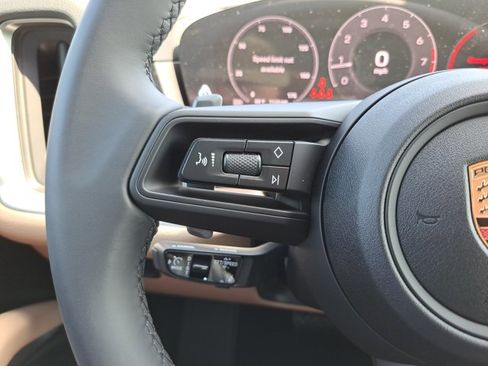 Used 2025 Porsche Cayenne image 29