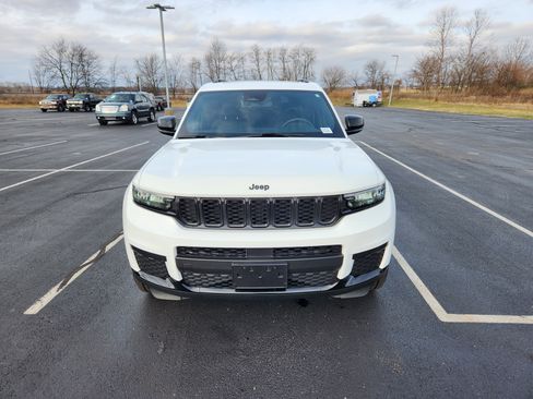 Used 2023 Jeep Grand Cherokee L Laredo image 2