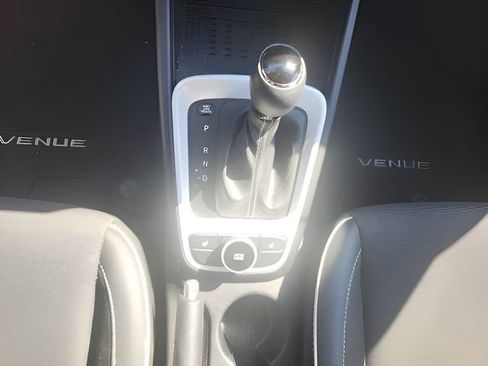 Used 2024 Hyundai Venue Limited FWD image 24