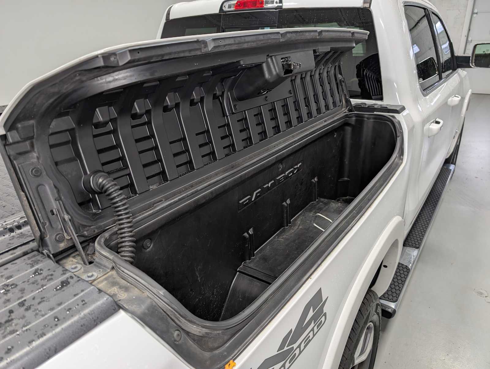 Used 2019 RAM 1500 Laramie AWD/4WD image 15