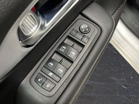 Used 2024 Chrysler Pacifica Touring image 21