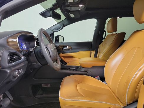 Used 2022 Chrysler Pacifica Pinnacle FWD image 12