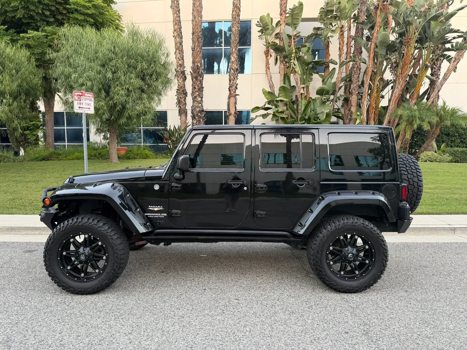 Used 2014 Jeep Wrangler Unlimited Sahara w/ Connectivity Group AWD/4WD image 10