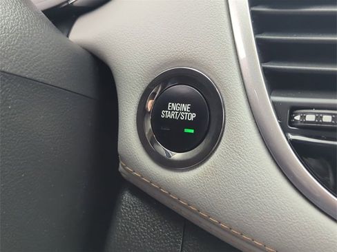 Certified 2022 Chevrolet Trax LT w/ LT Convenience Package image 17