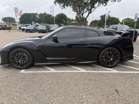 Used 2020 Nissan GT-R Premium w/ Premium Interior Package image 3