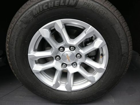 Used 2025 Chevrolet Suburban LS RWD image 10
