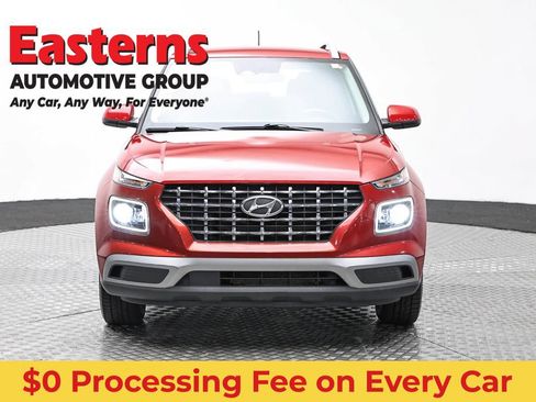 Used 2023 Hyundai Venue Limited FWD image 2
