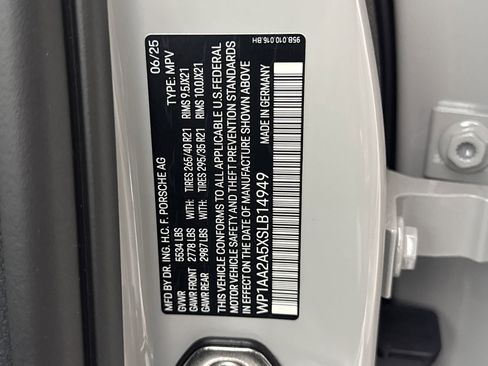 Certified 2025 Porsche Macan image 22