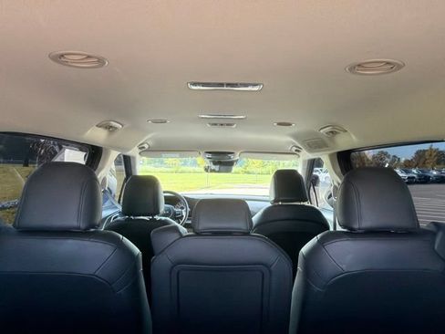 Used 2023 Kia Carnival LX FWD image 15
