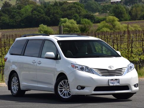 Used 2015 Toyota Sienna XLE w/ XLE Navigation Package image 1