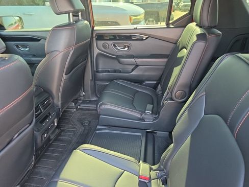 Used 2025 Honda Pilot TrailSport image 16