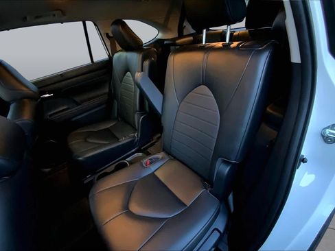 Used 2023 Toyota Highlander XLE FWD image 18