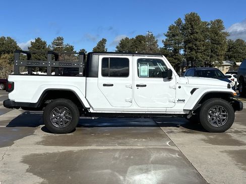 Used 2025 Jeep Gladiator Sport image 2