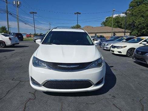 Used 2017 Chrysler Pacifica Touring-L Plus w/ Tire & Wheel Group FWD image 2