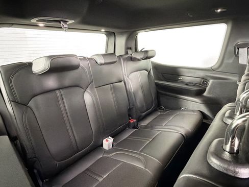 Used 2025 Jeep Wagoneer 4WD image 31