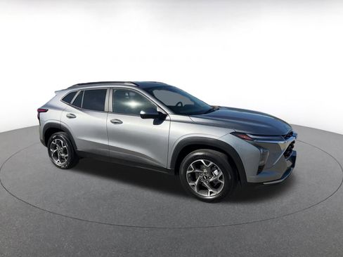 Used 2025 Chevrolet Trax LT image 2