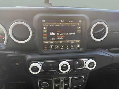Used 2020 Jeep Wrangler Unlimited Sahara w/ Uconnect 4C Nav & Sound Group AWD/4WD image 18