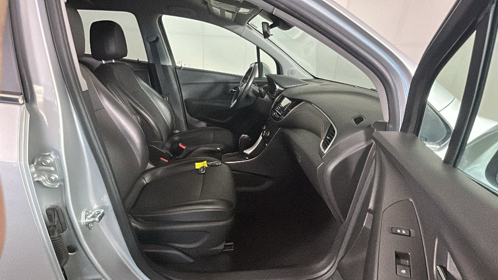 Used 2019 Chevrolet Trax LT w/ LT Convenience Package FWD image 36
