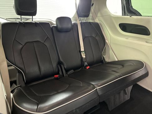 Used 2024 Chrysler Pacifica Limited image 26
