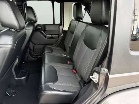 Used 2016 Jeep Wrangler Unlimited Sahara image 18
