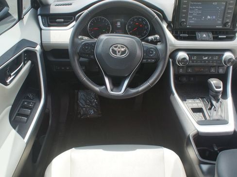 Used 2022 Toyota RAV4 XLE Premium FWD image 5