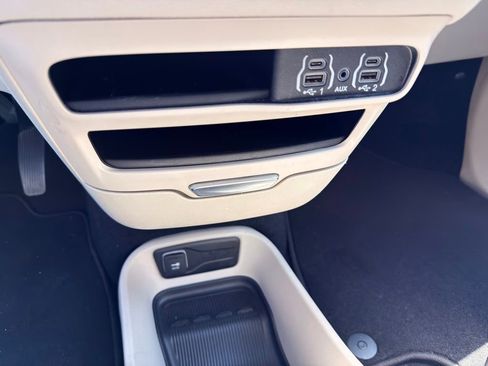 Used 2023 Chrysler Pacifica Touring-L FWD image 42