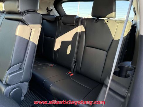 Used 2023 Toyota Highlander XLE AWD/4WD image 18