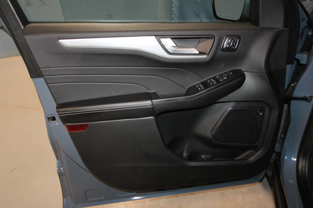 Used 2025 Ford Escape SE w/ PHEV Premium Package FWD image 5