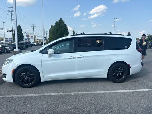 Used 2018 Chrysler Pacifica Limited w/ Advanced Safetytec Group FWD image 1