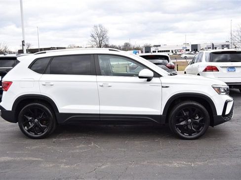 Used 2023 Volkswagen Taos SE w/ Panoramic Sunroof Package image 5