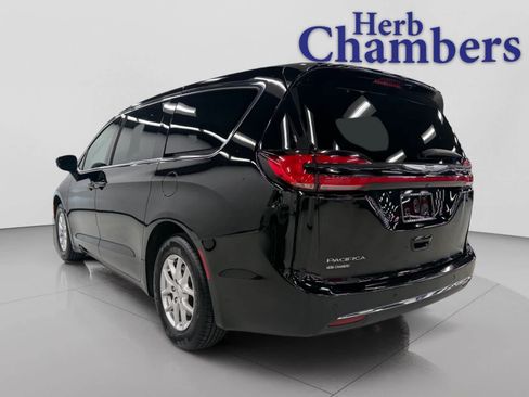 Used 2024 Chrysler Pacifica Touring-L FWD image 3