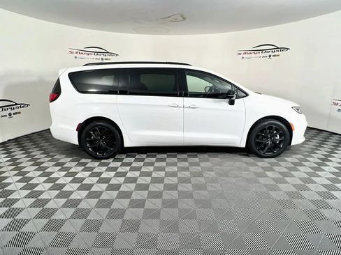 Used 2025 Chrysler Pacifica Limited AWD/4WD image 9