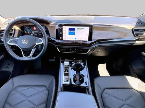 Used 2024 Volkswagen Atlas SE AWD/4WD image 15