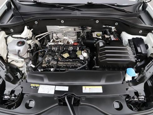 Used 2025 Volkswagen Atlas Cross Sport SE image 3