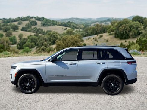 Used 2024 Jeep Grand Cherokee Limited AWD/4WD image 4