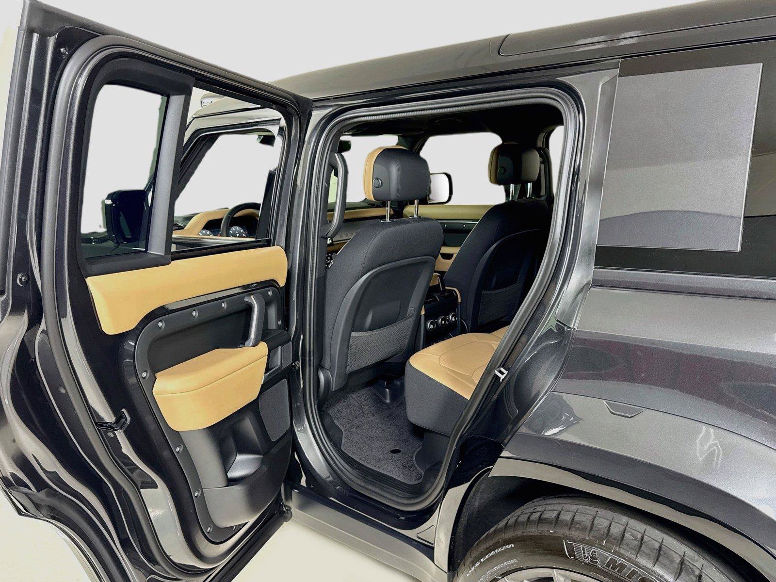 Used 2025 Land Rover Defender 110 V8 AWD/4WD image 24