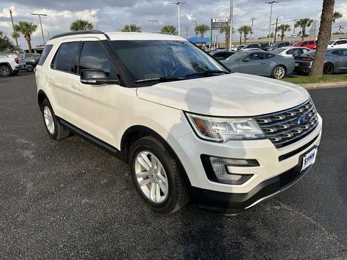Used 2017 Ford Explorer XLT image 8