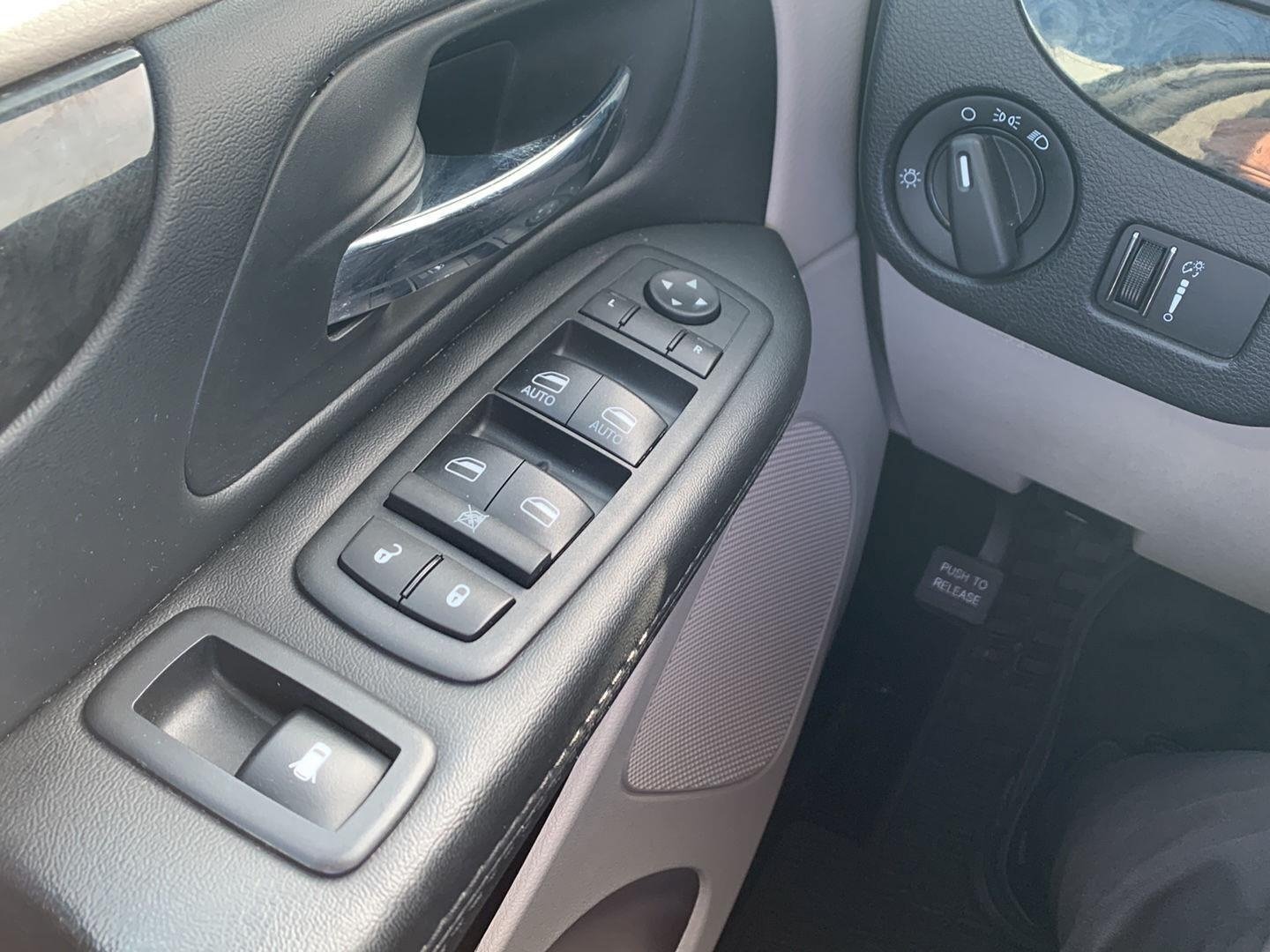 Used 2017 Dodge Grand Caravan SE w/ Power Window Group FWD image 13