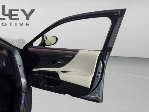 Used 2025 Lexus ES 300h w/ Technology Package image 32