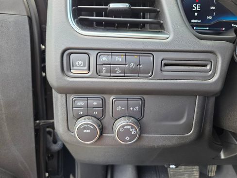 Used 2024 Chevrolet Suburban Z71 AWD/4WD image 32